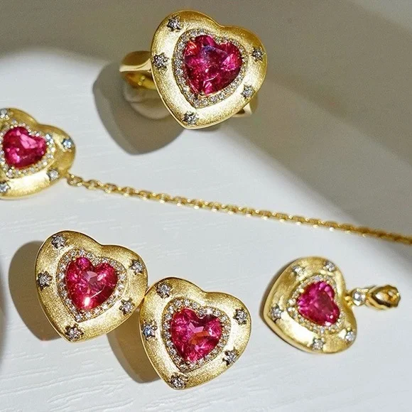 Gold Heart Pendant with red Gemstone - Picture 3 of 3